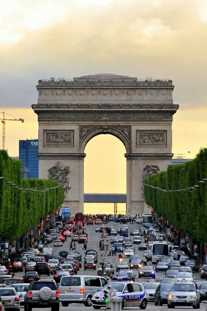 Guide complet sur la location de voiture à l'aéroport de Fès - FatmCar Explorez le Maroc librement avec une voiture louée à l’aéroport de Fès